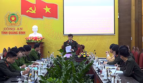 Đại tá, Tiến sỹ Nguyễn Tiến Nam - Giám đốc Công an tỉnh, chủ tịch hội đồng nghiệm thu đề tài, phát biểu tại hội nghị