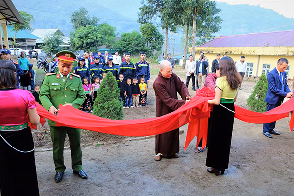 Lễ cắt băng khánh thành 2 lớp học điểm trường mầm non Bản Lun, xã Tà Mung