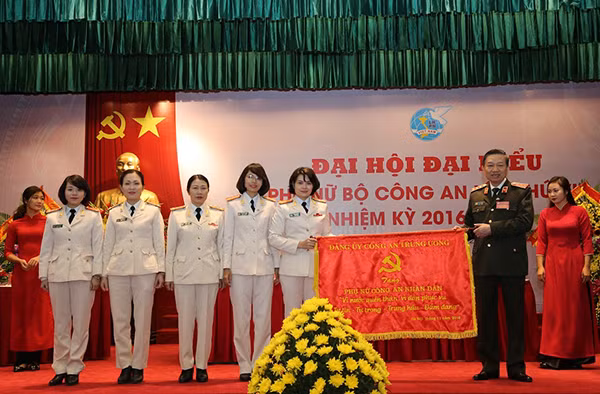 Bộ trưởng Tô Lâm tặng bức trướng cho Đại hội.