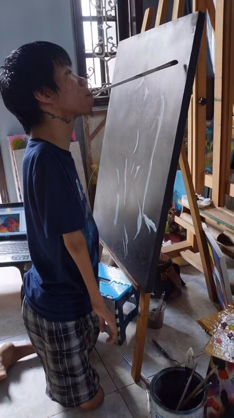 Ngậm cọ suốt nhiều tiếng đồng hồ.