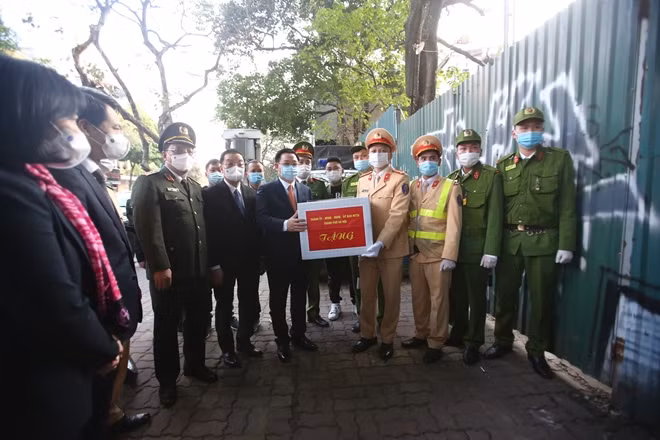 Bí thư Thành ủy Hà Nội Vương Đình Huệ tặng quà cho các chiến sĩ, tổ công tác 141