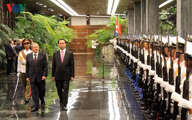 Chủ tịch nước Trần Đại Quang và Chủ tịch Cuba Raul Castro duyệt đội danh dự quân đội Cuba Chủ tịch nước Trần Đại Quang và Chủ tịch Cuba Raul Castro duyệt đội danh dự quân đội Cuba