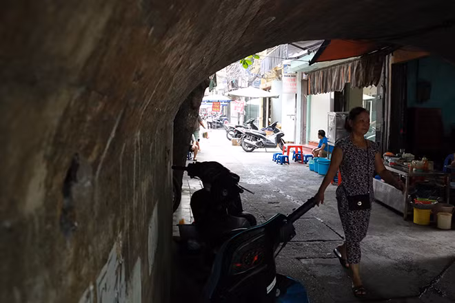 1 trong 4 lối đi tại ngõ Hàng Hương vẫn được người dân sử dụng đến nay.