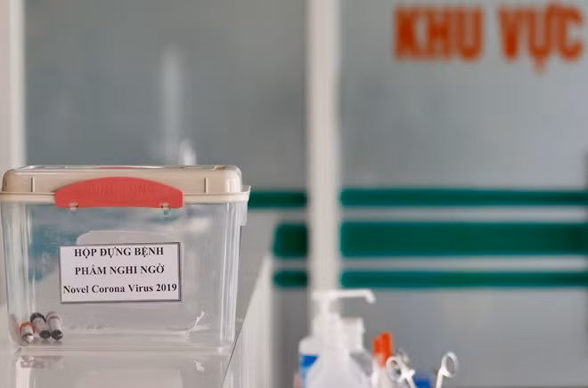 Các mẫu bệnh phẩm sau khi được các bác sĩ lấy từ bệnh nhân được để trong hộp đựng riêng biệt để tiến hành xét nghiệm.