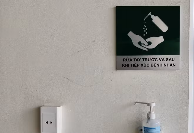 Các y bác sĩ sau khi tiếp xúc với bệnh nhân đều phải rửa tay bằng dung dịch để đảm bảo vệ sinh.
