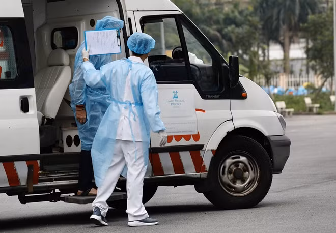 Chiều 31-1, xe cấp cứu mang theo một bệnh nhân nam tới khu vực cách ly của bệnh viện Bệnh nhiệt đới Trung ương cơ sở Đông Anh.