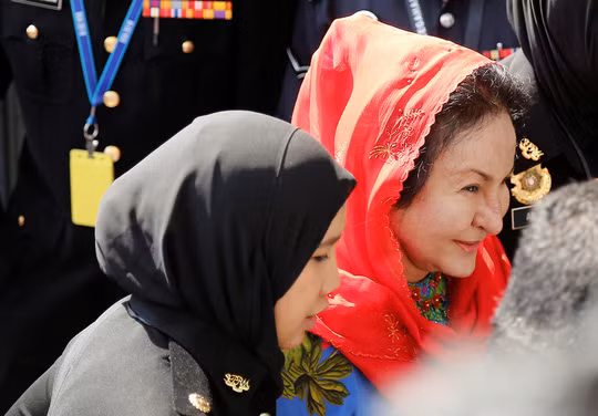 Bà Rosmah Mansor tới trụ sở MACC hôm 5-6 Bà Rosmah Mansor tới trụ sở MACC hôm 5-6