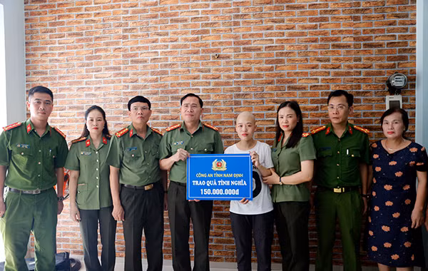 Công an tỉnh Nam Định trao 150 triệu đồng cho Thượng úy Trần Ngọc Yến có hoàn cảnh khó khăn, mắc bệnh hiểm nghèo. Công an tỉnh Nam Định trao 150 triệu đồng cho Thượng úy Trần Ngọc Yến có hoàn cảnh khó khăn, mắc bệnh hiểm nghèo.