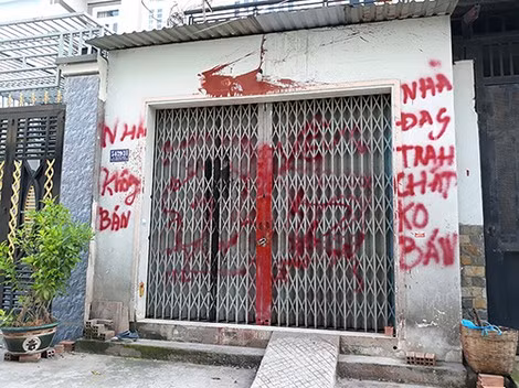 Một kiểu khủng bố nhà con nợ của đối tượng đòi nợ thuê.