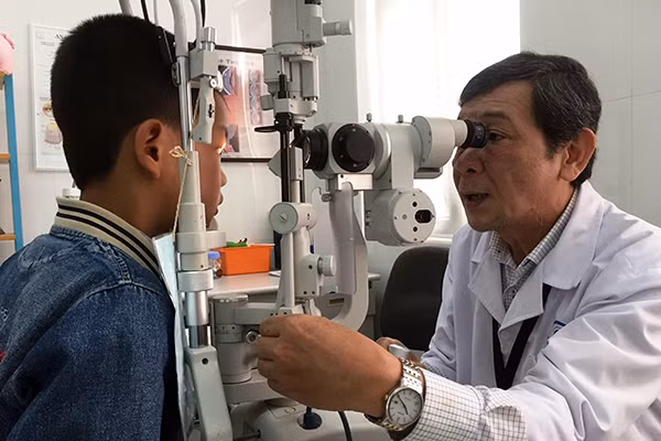 Bác sĩ Phạm Minh Trường đã điều trị cho hàng ngàn trẻ em bị mù lòa nhìn thấy ánh sáng.