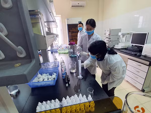 Các CBCS Phòng Hóa học nghiệp vụ pha chế nước rửa tay sát khuẩn phòng dịch virus Corona