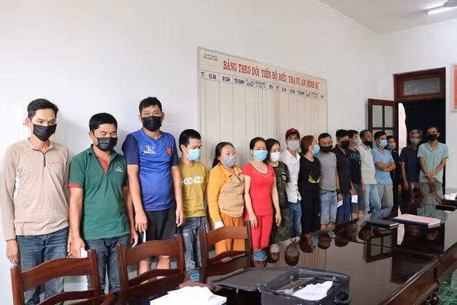 Các đối tượng tại cơ quan công an.