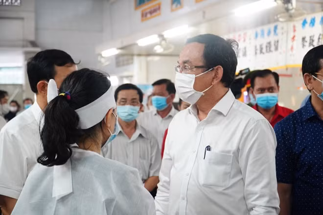 Bí thư Thành ủy Nguyễn Văn Nên động viên thân nhân các nạn nhân tử vong trong vụ cháy tại quận 11.