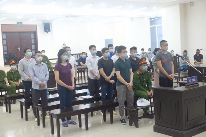 Các bị cáo tại phiên toà.