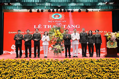 Thay mặt Đảng ủy Công an Trung ương, lãnh đạo Bộ Công an, Thứ trưởng Nguyễn Văn Sơn trao lẵng hoa chúc mừng các thầy thuốc y tế CAND