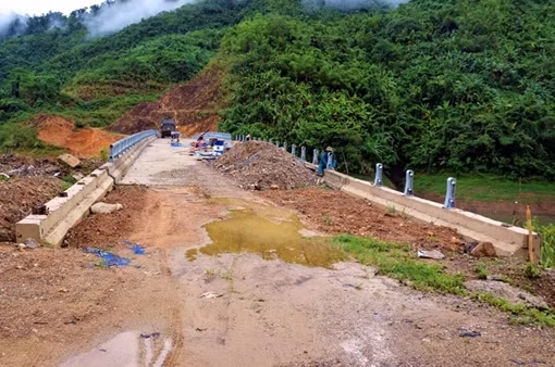 Đường làm chưa xong, cầu mới xây đã xuống cấp