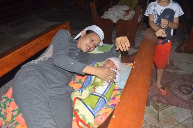 Một sản phụ vượt cạn trong ngay mưa lũ. Ảnh: Facebook.