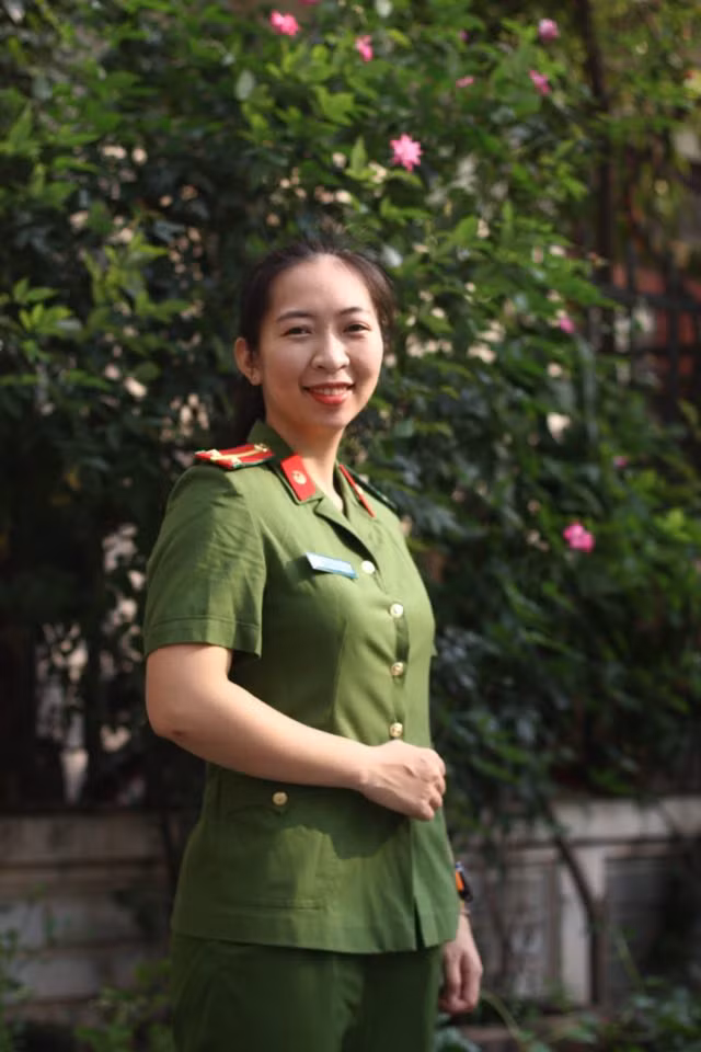 Trung uý Bùi Hoàng Cẩm Ly, cán bộ Đội Cảnh sát kinh tế Công an quận Đống Đa