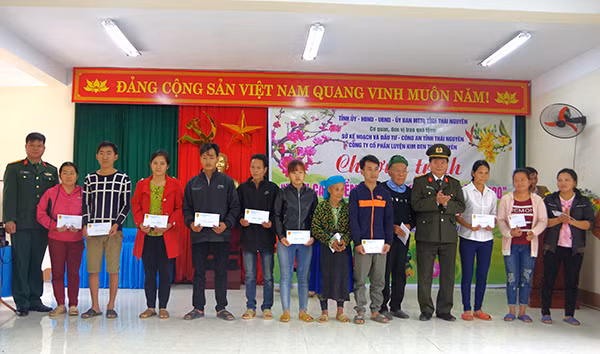 Công an tỉnh tặng quà tình nghĩa tại xã Văn Lăng, huyện Đồng Hỷ. Công an tỉnh tặng quà tình nghĩa tại xã Văn Lăng, huyện Đồng Hỷ.