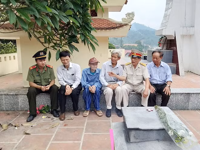 Đồng đội và người thân bên mộ LS Nông Văn Hưởng tại Nghĩa trang Liệt sĩ Chợ Đồn (Bắc Kạn).