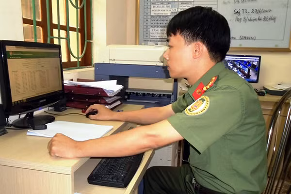 Cán bộ Phòng Quản lý XNC, Công an Hải Phòng cập nhật danh sách người nước ngoài lưu trú trên địa bàn. Cán bộ Phòng Quản lý XNC, Công an Hải Phòng cập nhật danh sách người nước ngoài lưu trú trên địa bàn.