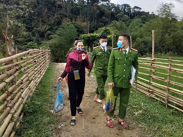 Công an xã Môn Sơn thực hiện phương châm đi từng ngõ, gõ từng nhà để nắm tình hình
