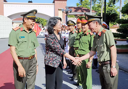 Các đồng chí lãnh đạo Công an tỉnh tiếp đón đồng chí Đặng Thị Ngọc Thịnh, Ủy viên Trung ương Đảng, Phó Chủ tịch nước