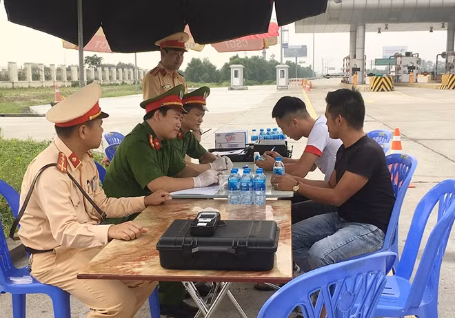 CSGT kiểm tra ma tuý lái xe.