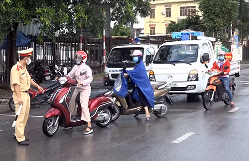 Thiếu úy Nguyễn Khánh Linh thực hiện nhiệm vụ tại chốt