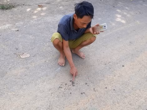 Nơi cháu N. đổ gục xuống cách nhà 50m.
