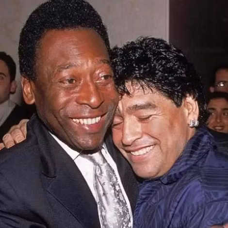Tấm ảnh Pele chụp cùng Maradona, do chính huyền thoại người Brazil đăng tải không lâu sau khi Maradona qua đời.
