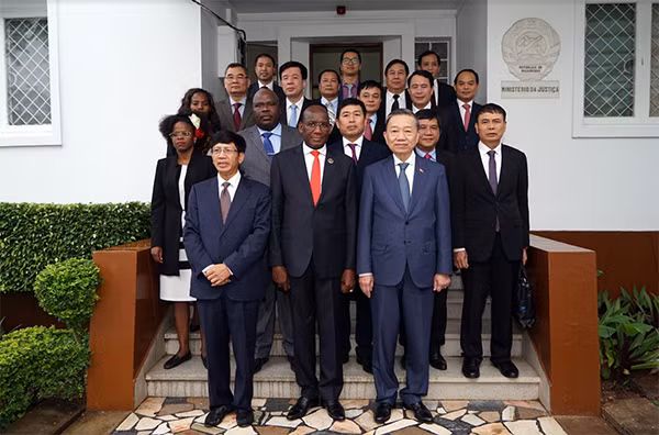 Bộ trưởng Tô Lâm, Bộ trưởng Joaquim Veríssimo và các đại biểu tham dự Hội đàm.