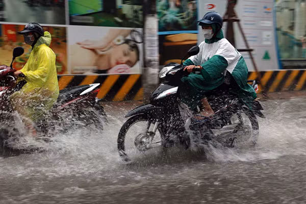 Tình trạng ngập trên phố Đội Cấn chỉ sau cơn mưa hơn chục phút khiến các phương di chuyển khó khăn. Tình trạng ngập trên phố Đội Cấn chỉ sau cơn mưa hơn chục phút khiến các phương di chuyển khó khăn.