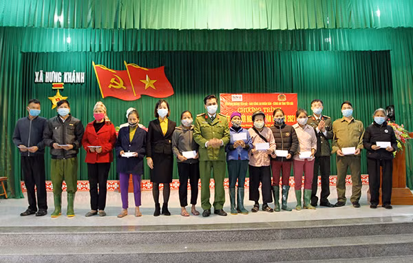 Đại diện Báo CAND, BIDV Chi nhánh Yên Bái và Công an tỉnh Yên Bái tặng quà hộ nghèo xã Hưng Khánh.