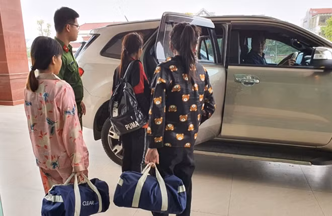 Cơ quan chức năng tỉnh Nghệ An giải cứu, đưa các nạn nhân của tội phạm mua bán người trở về địa phương.