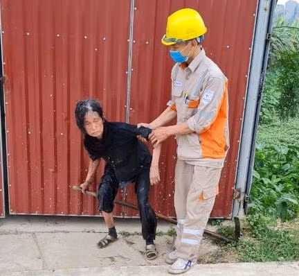 Hai công nhân ngành điện lực miền Bắc dũng cảm cứu người ảnh 1