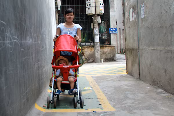 Cha mẹ giờ đã có thể yên tâm cho con trẻ đi dạo trong ngõ.