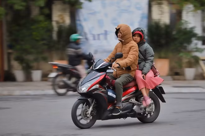 Đôi vợ chồng trẻ phải ra đường đi làm trong cái lạnh tỏ rõ sự mệt mỏi.