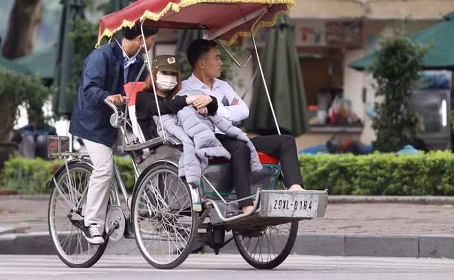Theo dự báo, sáng nay, không khí lạnh sẽ tiếp tục ảnh hưởng đến các nơi khác ở Trung Trung Bộ. Do ảnh hưởng của không khí lạnh, các tỉnh từ Thanh Hóa đến Thừa Thiên Huế có mưa, có nơi mưa vừa, mưa to. Ở Bắc Bộ và Bắc Trung Bộ trời rét.