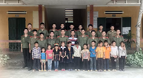 Tặng quà cho các em học sinh nghèo vượt khó tại trường tiểu học số 1, xã Yên Thành