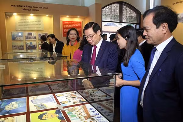 Phó Thủ tướng Vương Đình Huệ tham quan các hình ảnh, hiện vật về cụ Phan Bội Châu tại Nhà lưu niệm Khu di tích quốc gia đặc biệt Phan Bội Châu.