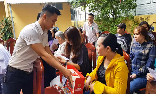 Phòng khám đa khoa Hữu Thọ trao hơn 20 triệu đồng hỗ trợ người nghèo, trẻ em bất hạnh đón tết Phòng khám đa khoa Hữu Thọ trao hơn 20 triệu đồng hỗ trợ người nghèo, trẻ em bất hạnh đón tết