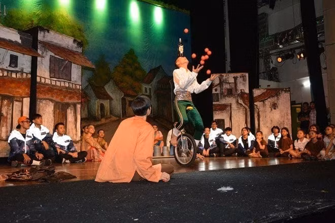 Tự tin biểu diễn trên sân khấu lớn Kỷ niệm 45 năm ngày thành lập Đoàn Xiếc Hà Nội.