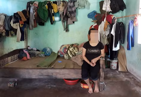 Cháu Nguyễn Thị M. bên trong căn nhà tồi tàn.