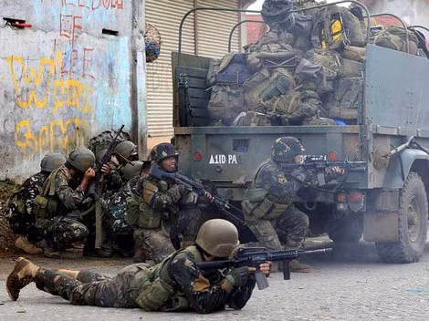 Quân chính phủ Philippines tác chiến trên đường phố Marawi.