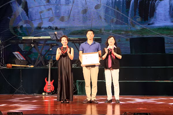 NSND Chu Thúy Quỳnh – Chủ tịch Hội Nghệ sỹ Múa Việt Nam và NSƯT Trần Ly Ly - Ủy viên Ban Chấp hành Hội Nghệ sỹ Múa Việt Nam trao bằng khen cho biên đạo múa Nguyễn Xuân Hạnh (Đoàn Nghệ thuật Dân tộc tỉnh Lào Cai)