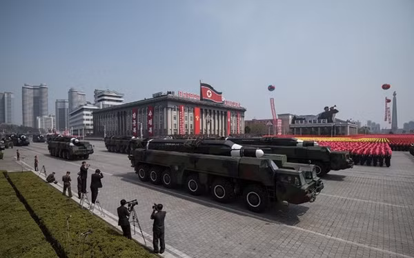 Một loại tên lửa trên giàn phóng đi qua Quảng trường Kim Nhật Thành trong lễ duyệt binh. Ảnh: AFP