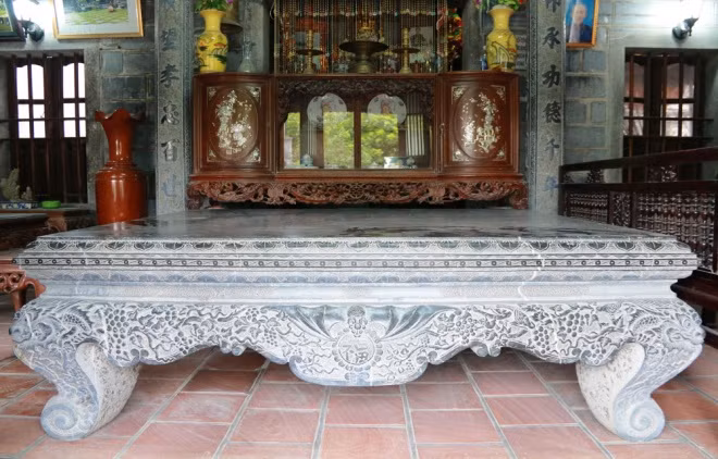 Chiếc sập gụ làm từ đá xanh nguyên khối nặng cả chục tấn. Bà Long kể, để đưa được chiếc sập vào nhà thợ phải dỡ ngói, tháo mái, sau đó dùng cần cẩu cẩu chiếc sập vào. Chiếc sập gụ này được con trai bà Long làm lại thay thế cho chiếc sập cổ bằng đá trước kia của ngôi nhà bị gãy. Từng có người hỏi mua chiếc sập với giá 90 triệu đồng nhưng gia chủ không bán.