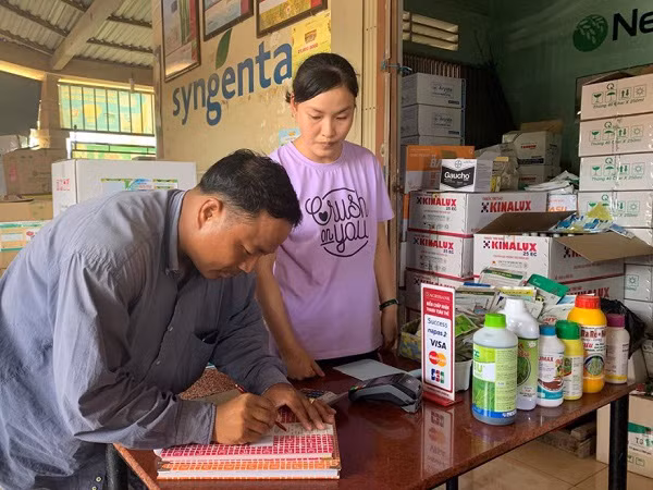 Anh Nguyễn Công Bằng, nông dân xã Thạnh Trị, thị xã Kiến Tường (Long An) mua vật tư nông nghiệp bằng thẻ thấu chi Agribank (Ảnh LT)