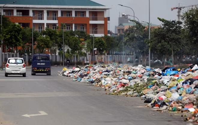Bãi rác tự phát mọc lên, choáng gần hết đường giao thông đi lại.